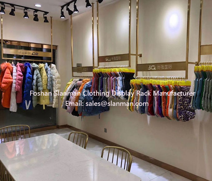 The clothing store displays golden stainless steel hangers for women's wear, Nordic hanging hangers, hangers and hangers